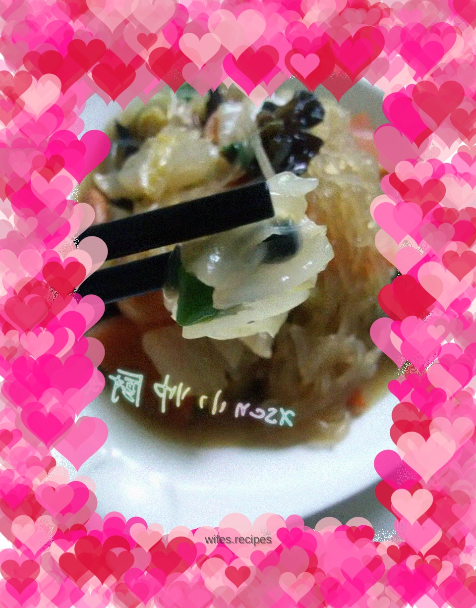 Small fresh meat stewed white, black and yellow