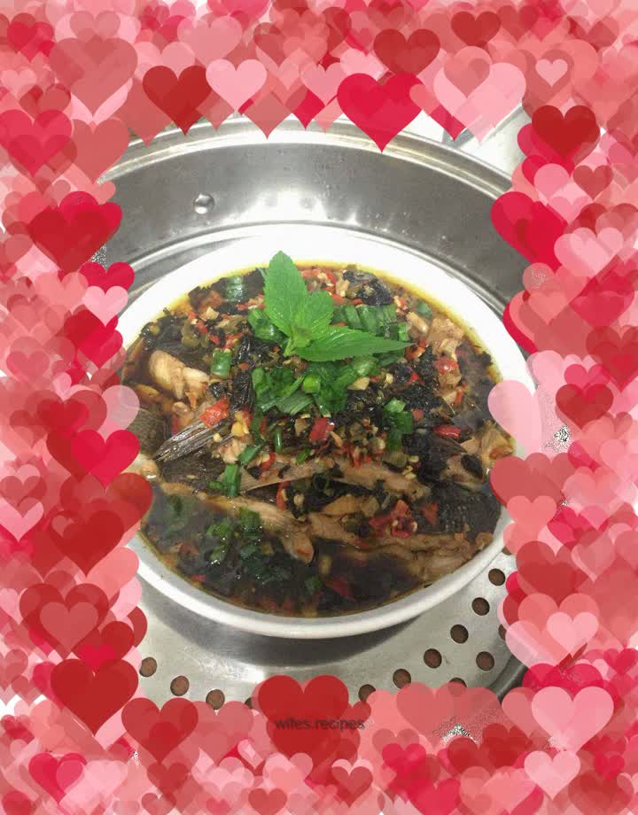 Steamed soy-flavored opium fish with perilla and chopped pepper