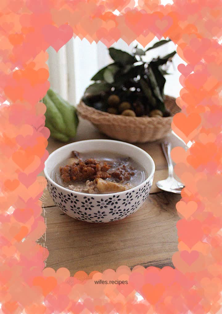 Sea cucumber and fish maw meat and bone soup