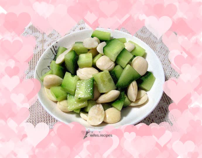 Cucumber mixed with almonds
