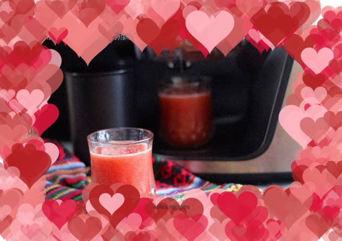 Tomato, blueberry and pear drink