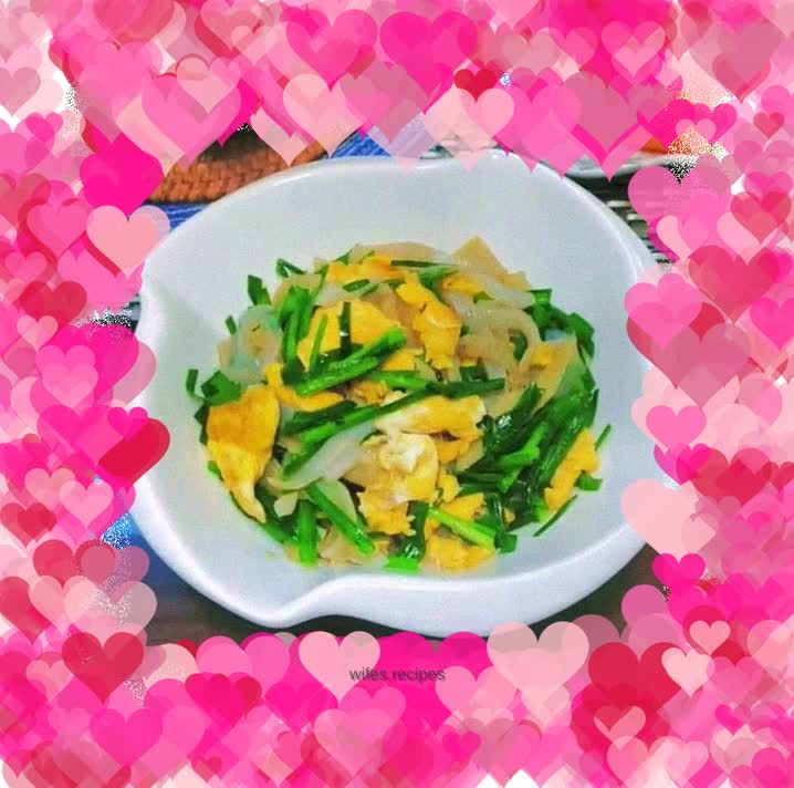 Scrambled eggs with white fungus and chives