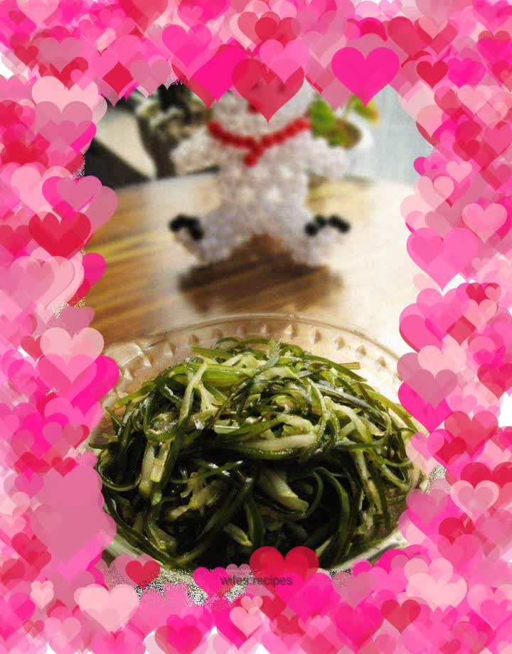 Cucumber mixed with shredded kelp