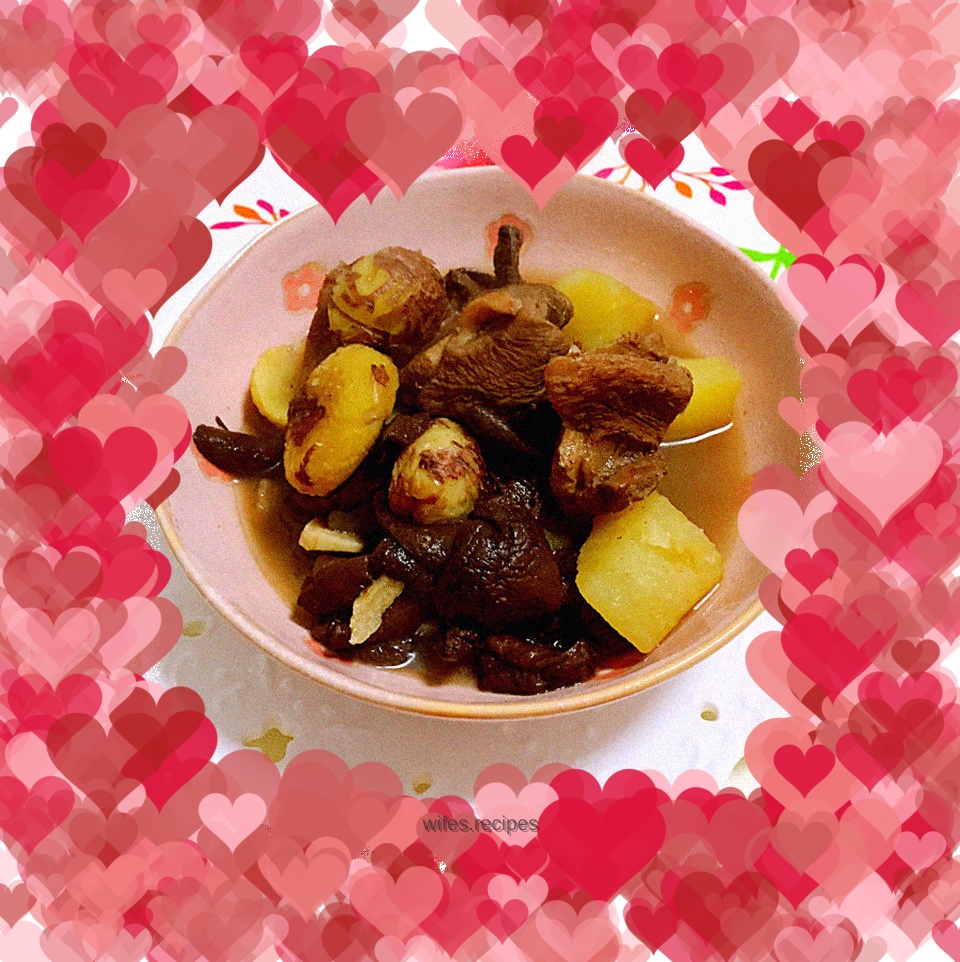 Red pine mushroom and chestnut stewed chicken soup