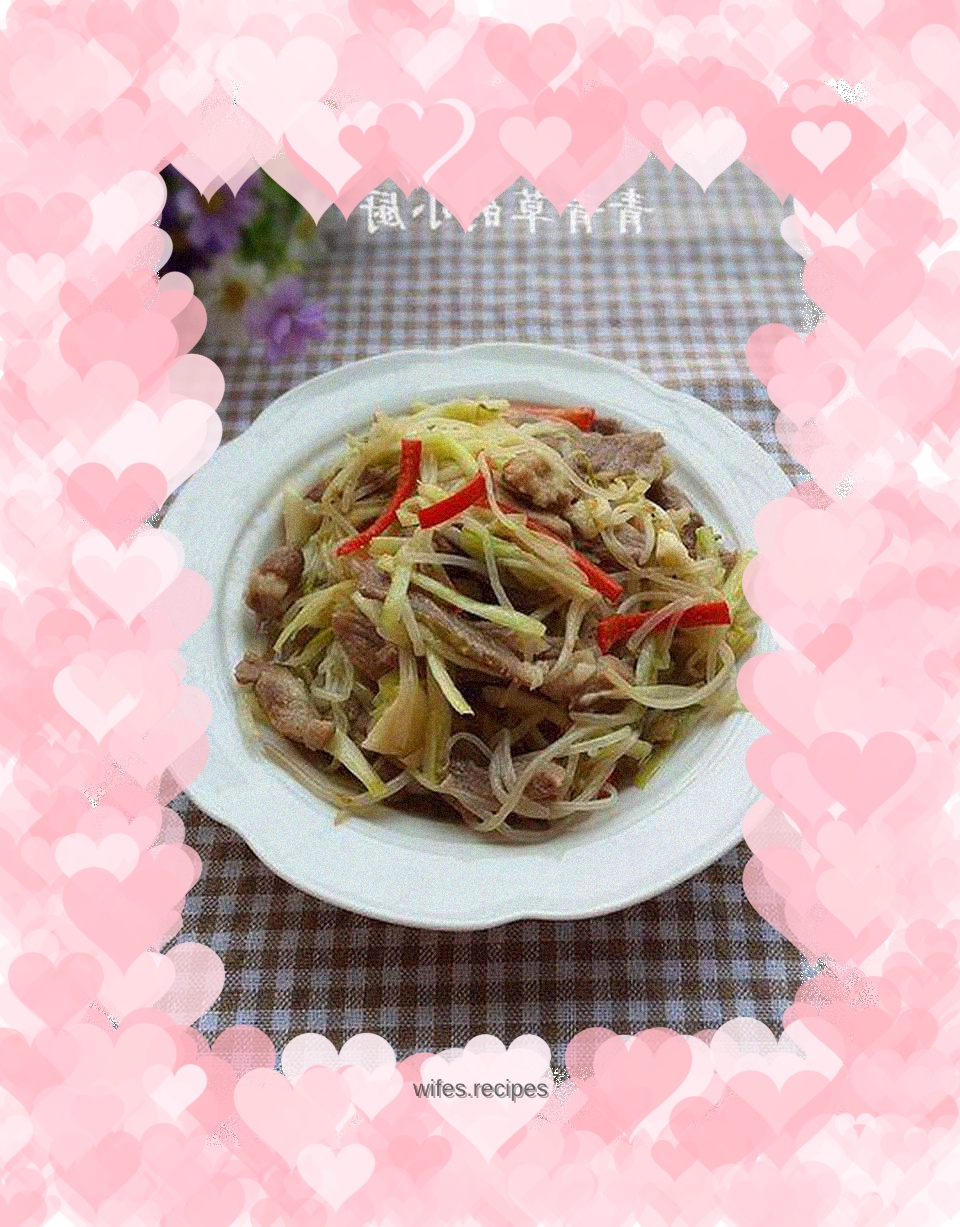Stir-fried pork with chives and sprouts