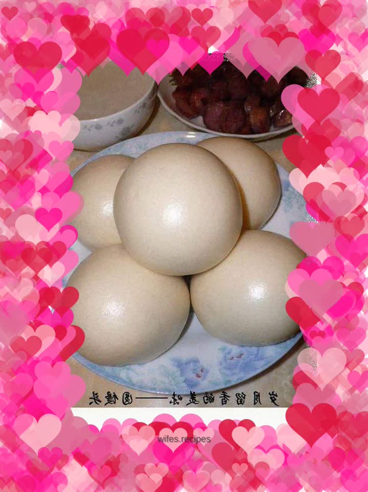 Round steamed buns that are white and smooth on the outside, soft and chewy on the inside