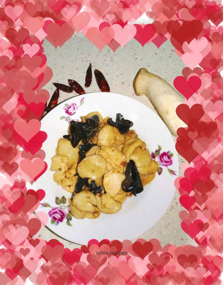 Stir-fried chicken slices with king oyster mushrooms and fungus