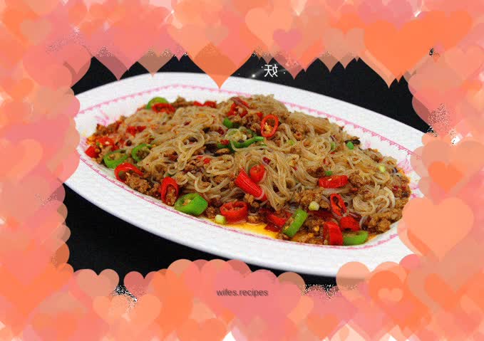 Spicy ants climbing the tree