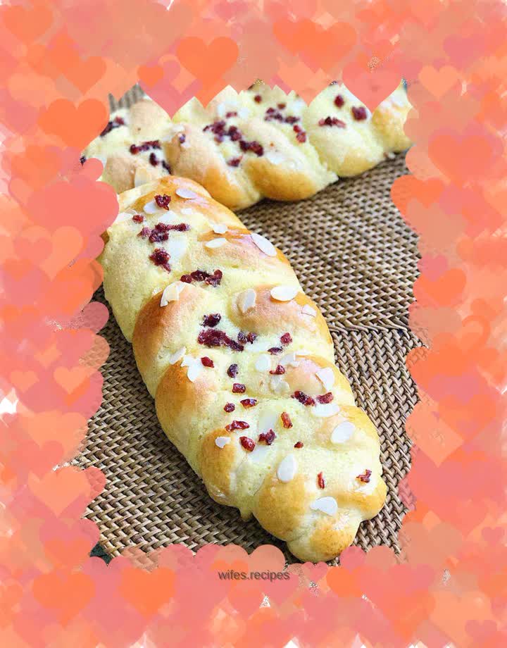 Crispy cranberry braided buns
