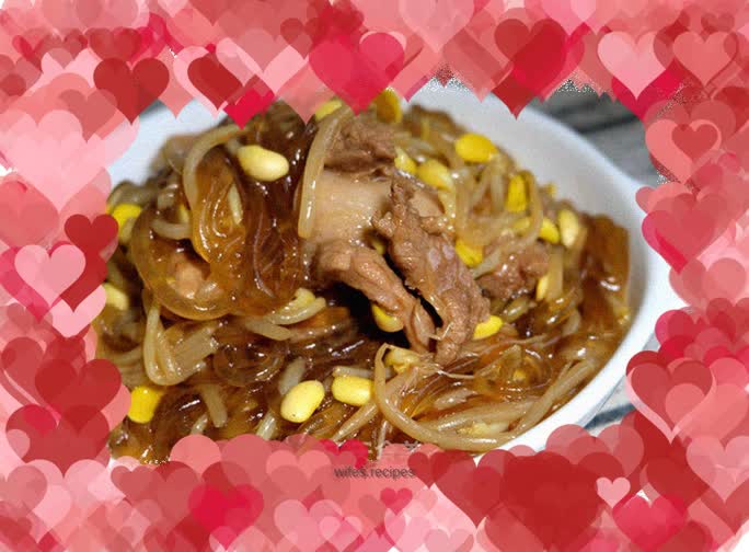 Pork and bean sprouts stewed with vermicelli
