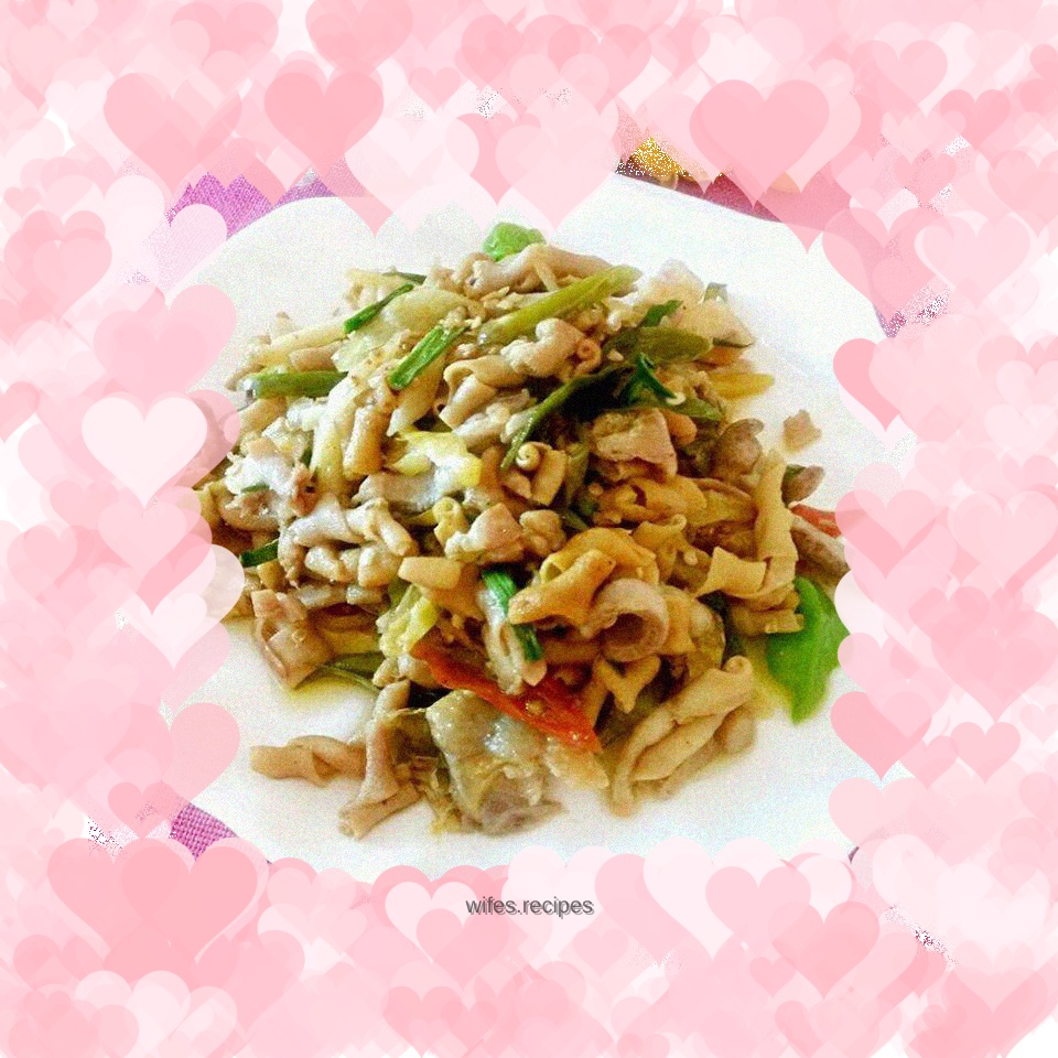 Stir-fried chicken intestines with pickled peppers