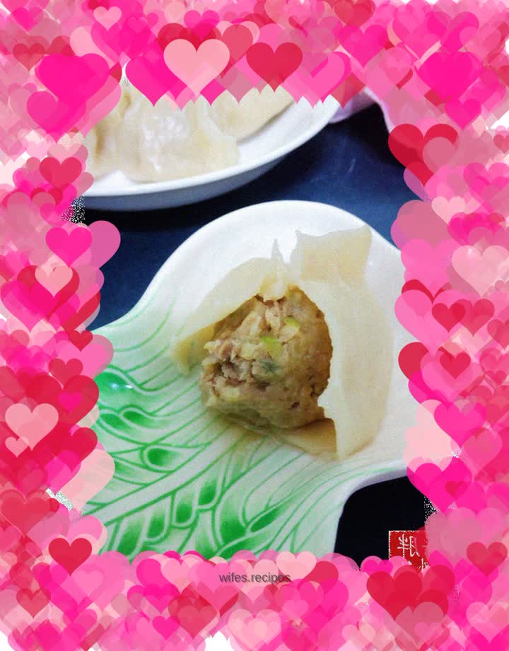 Steamed dumplings with radish and pork soup
