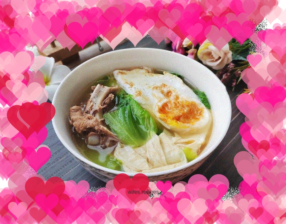 Pork ribs, omelette, lettuce and bean curd soup