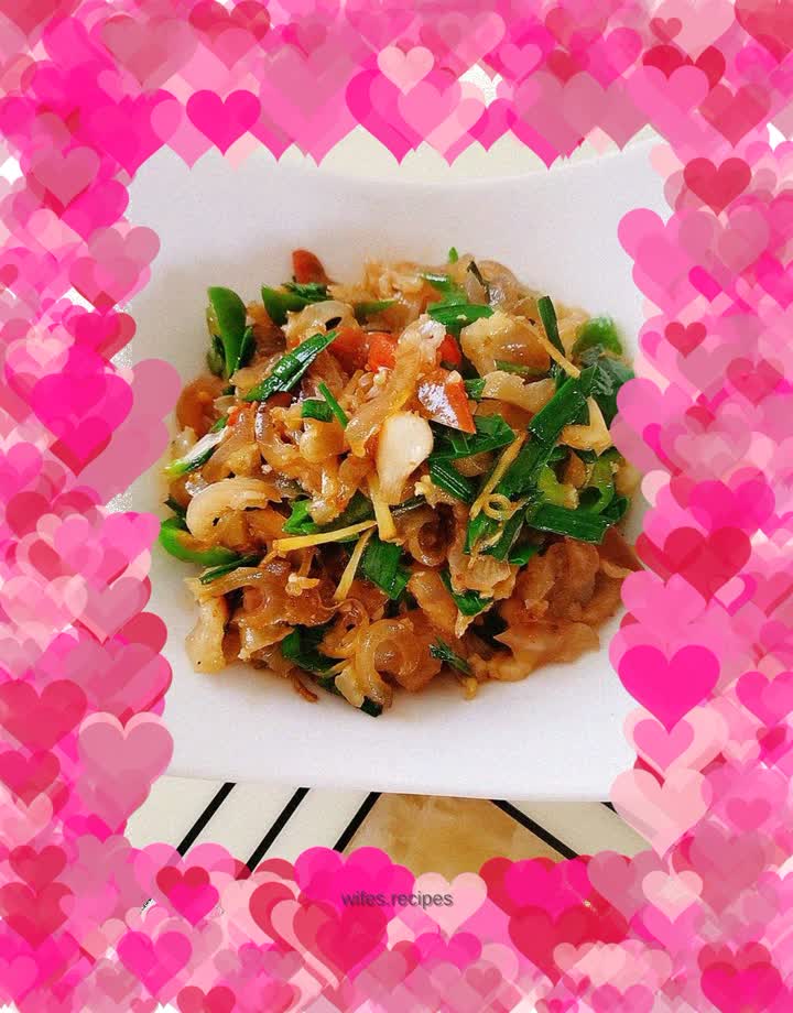 Stir-fried beef tendon with garlic sprouts