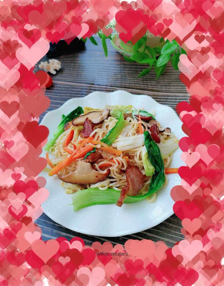 Fried noodles with bacon and vegetables