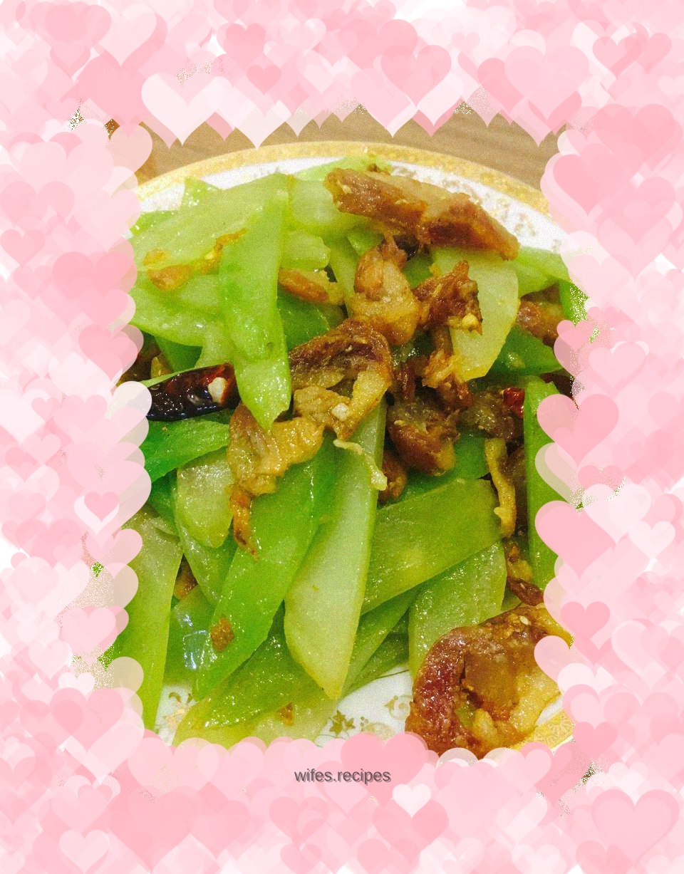 Fried sausage with lettuce