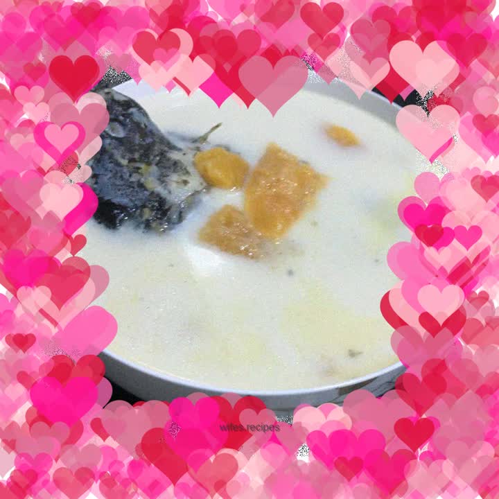 Crucian carp and papaya milk soup