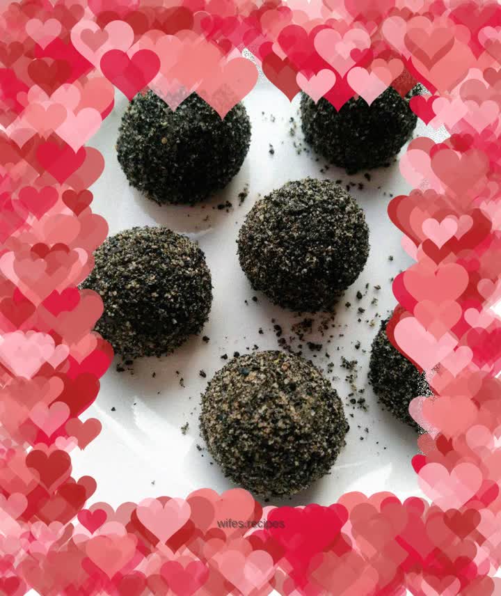 Black sesame glutinous rice balls with blueberry filling