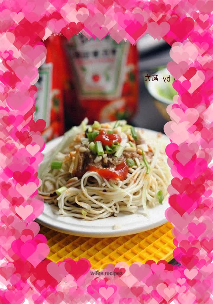 Cold noodles with tomato sauce