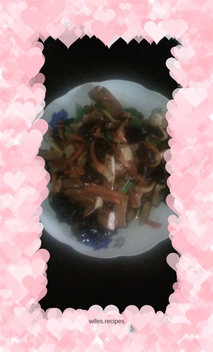 Stir-fried fungus and carrots with dried tofu
