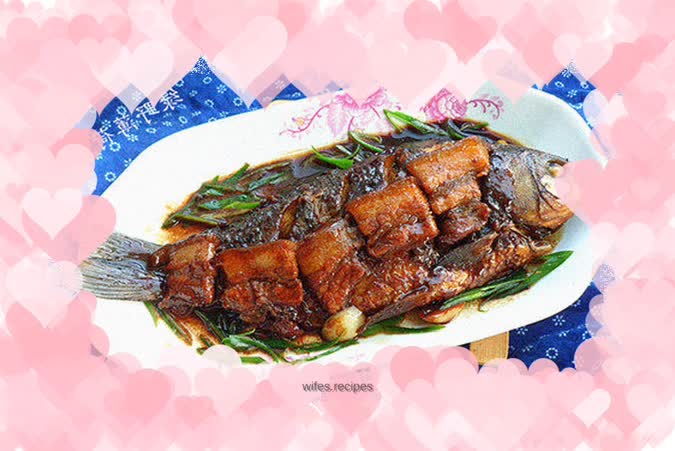 Braised crucian carp with pork belly
