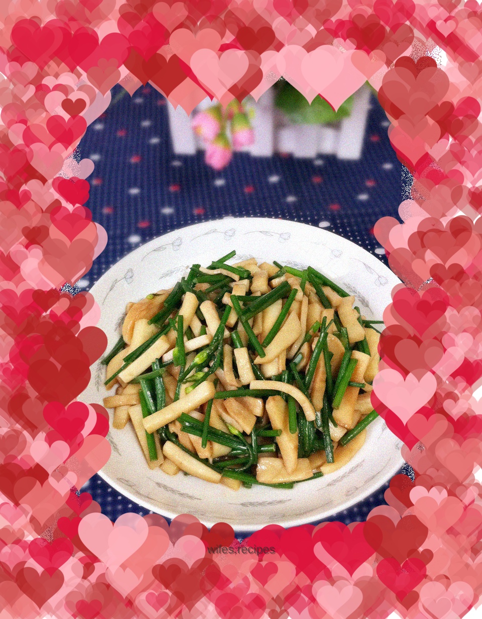 Stir-fried king oyster mushrooms and leek stalks