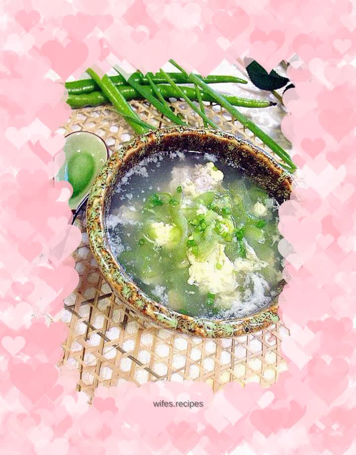 Summer table minced meat, loofah and egg drop soup