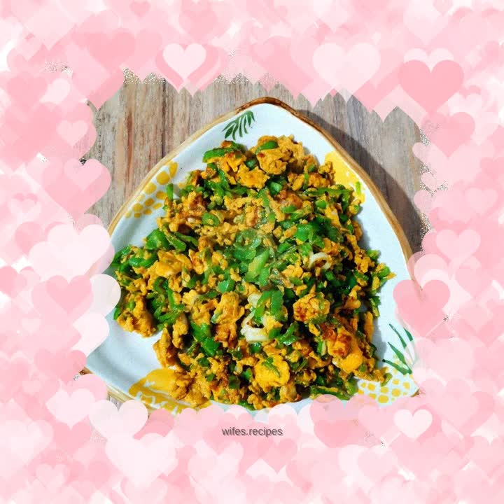 Fried eggs with green pepper