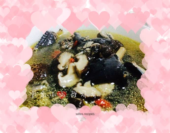 Black-bone chicken and flower mushroom soup