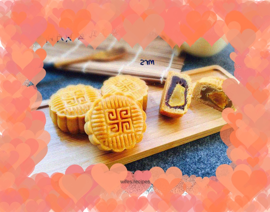 Cantonese style egg yolk mooncake