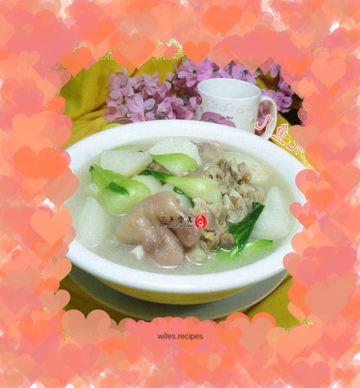 Vegetable, radish and pig's trotter soup