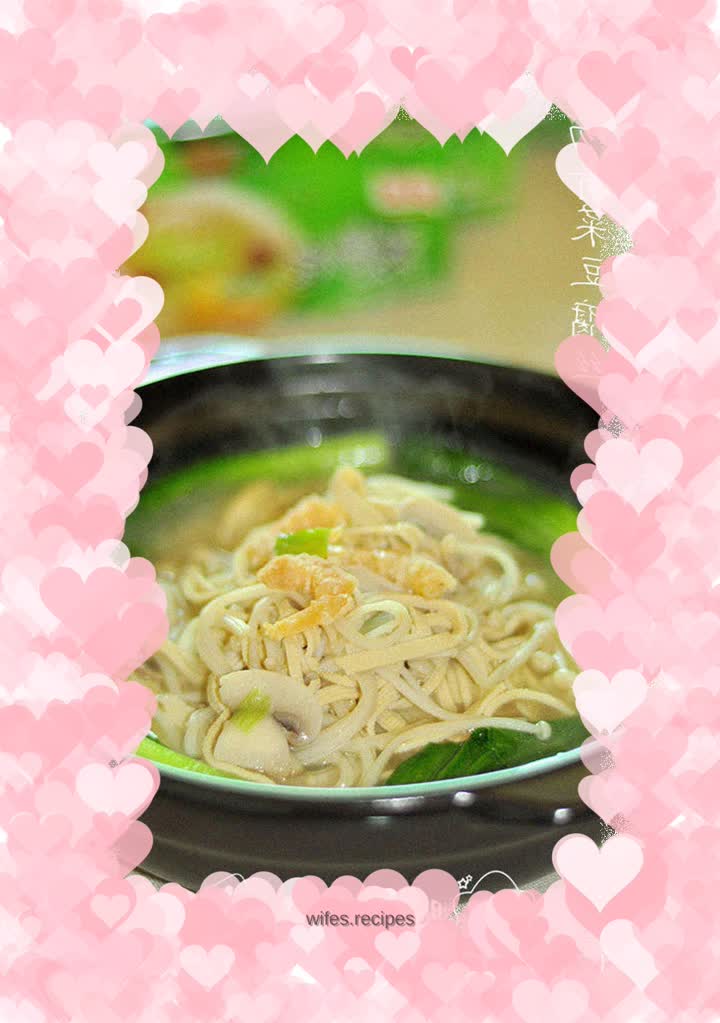 Shredded green vegetables and tofu in soup