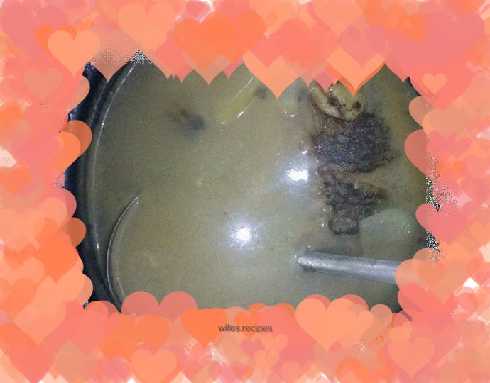 Clay pot crucian carp and radish soup