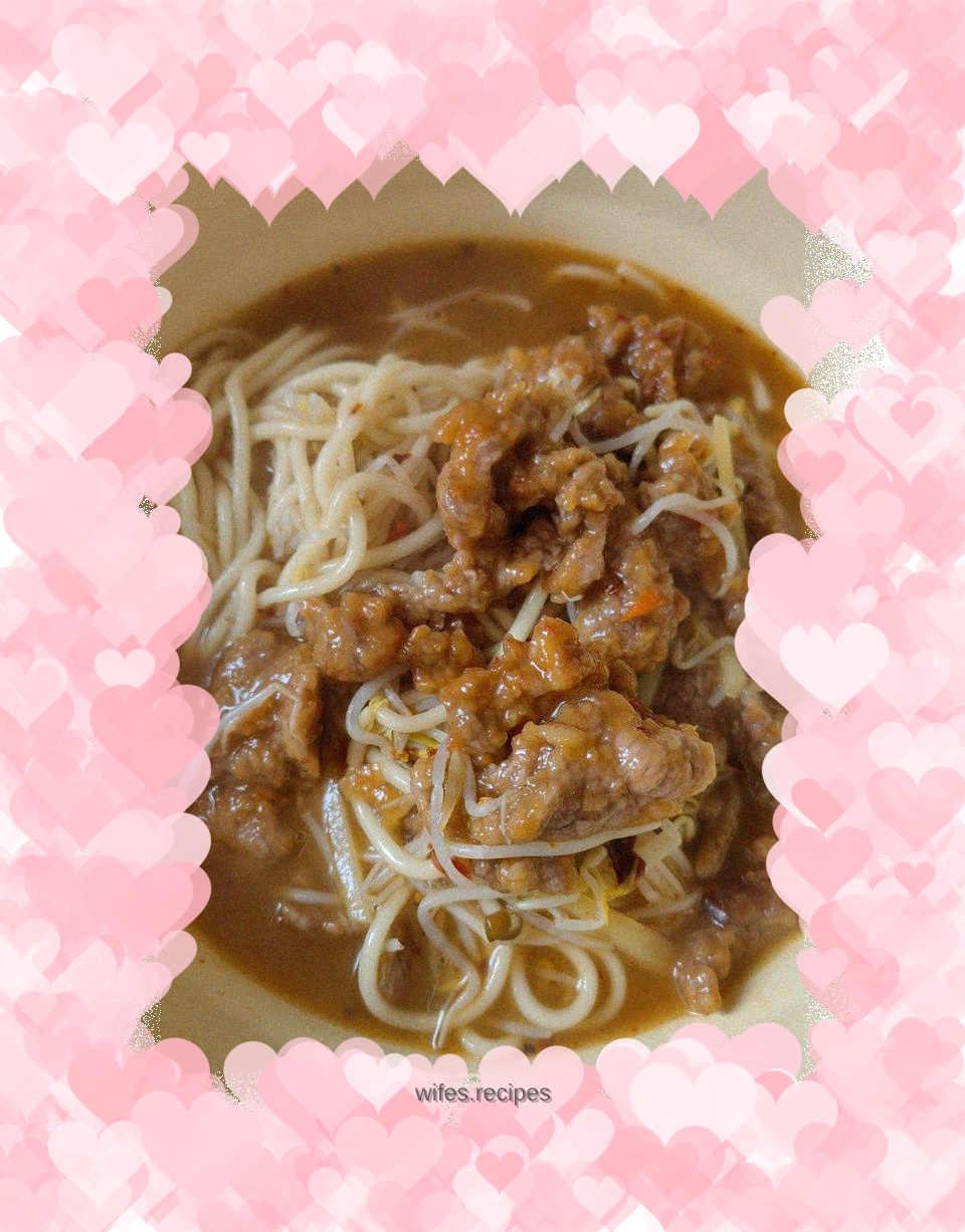 Pork slices and bean sprouts noodles