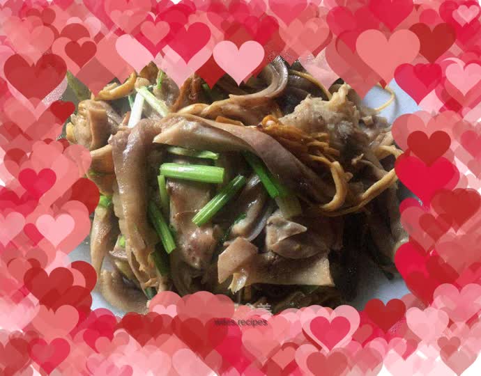 Stir-fried pork belly with enoki mushrooms