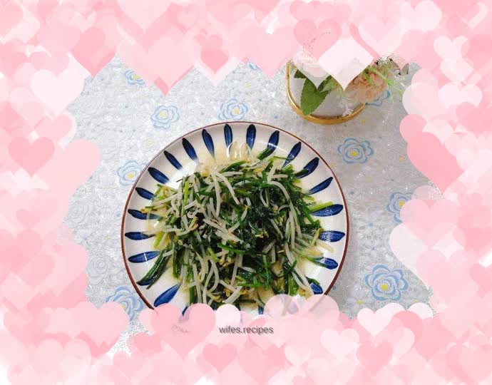 Stir-fried silver sprouts with leeks