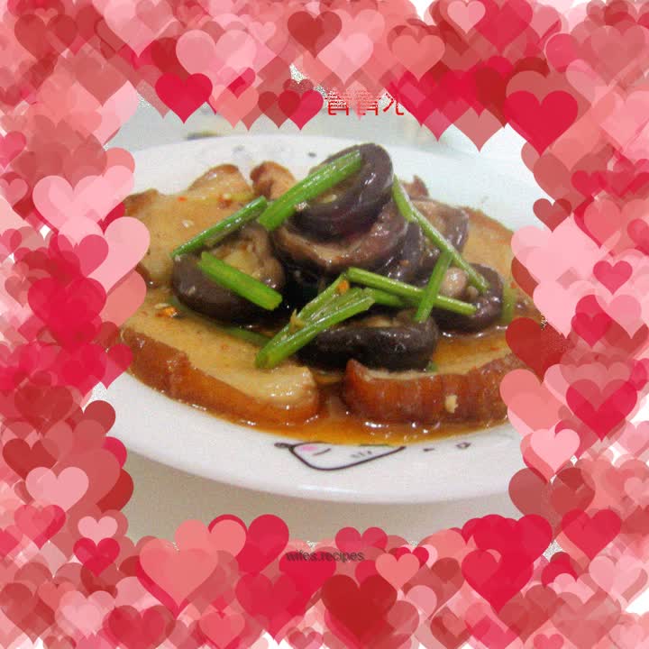 Meat topped with mushrooms