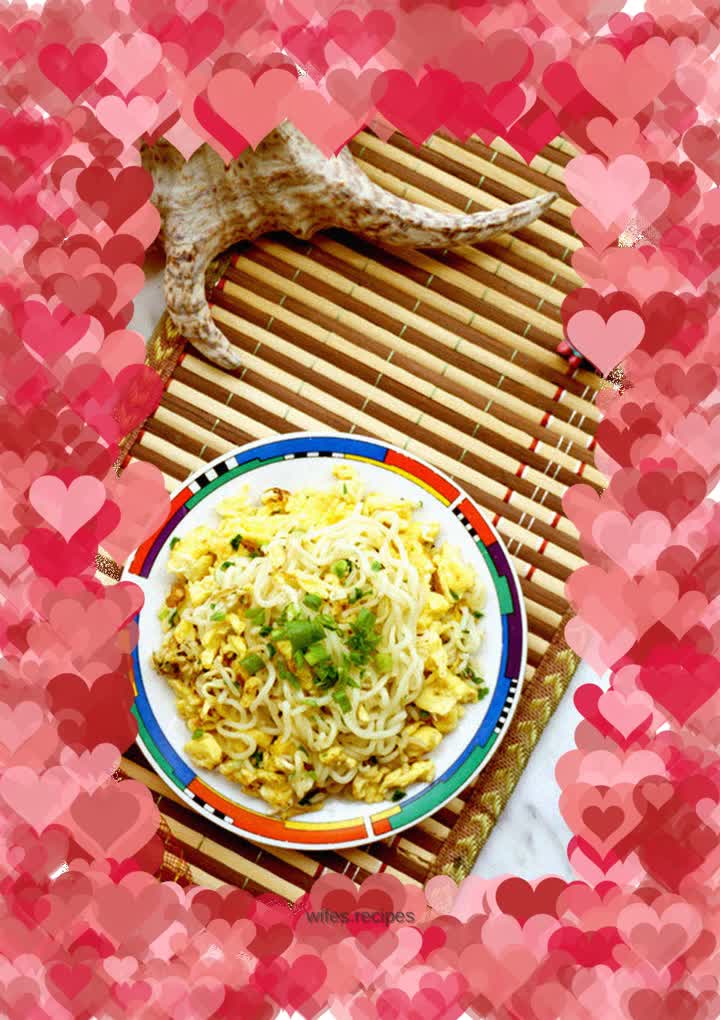 Fried instant noodles with green onions and eggs