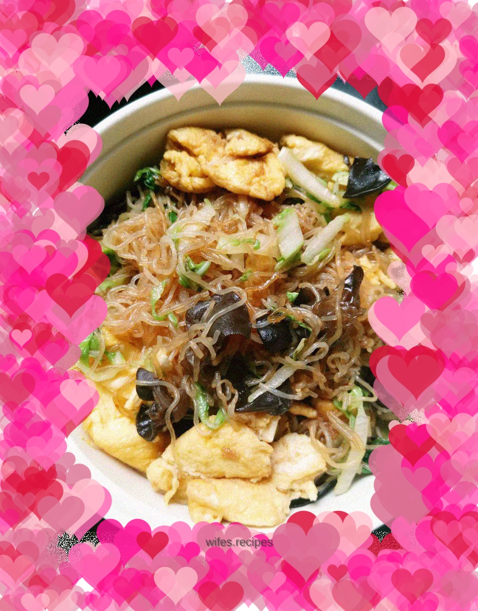 Fried rice noodles with vegetables and fungus