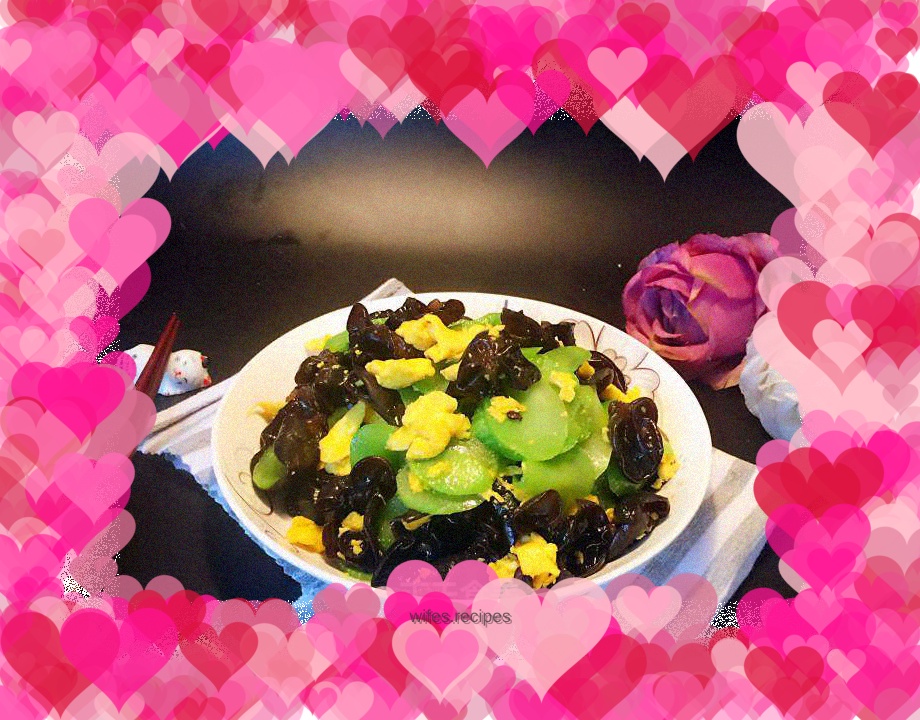 Scrambled eggs with black fungus and lettuce