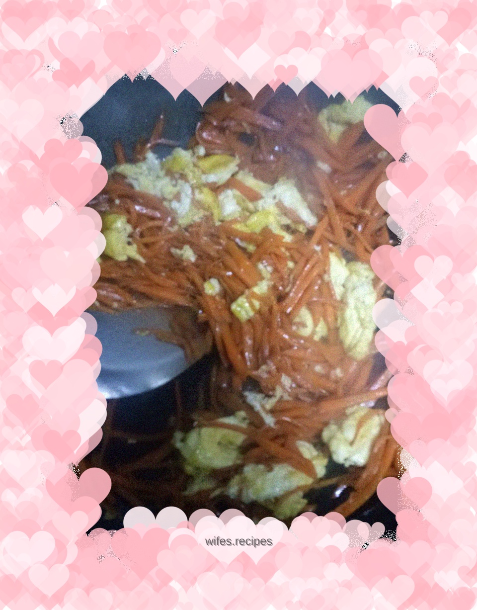 Scrambled eggs with shredded carrots