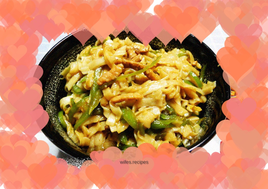 Fried noodles with green pepper and shredded pork