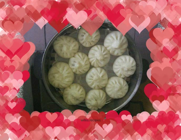 Big steamed buns stuffed with beans and meat