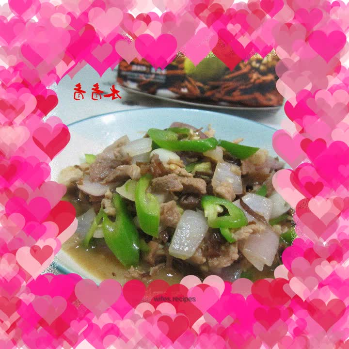 Stir-fried meat with fungus and onion