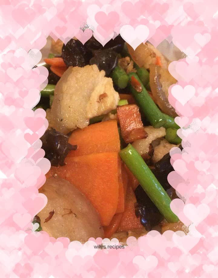 Stir-fried pork belly with garlic, fungus, carrots