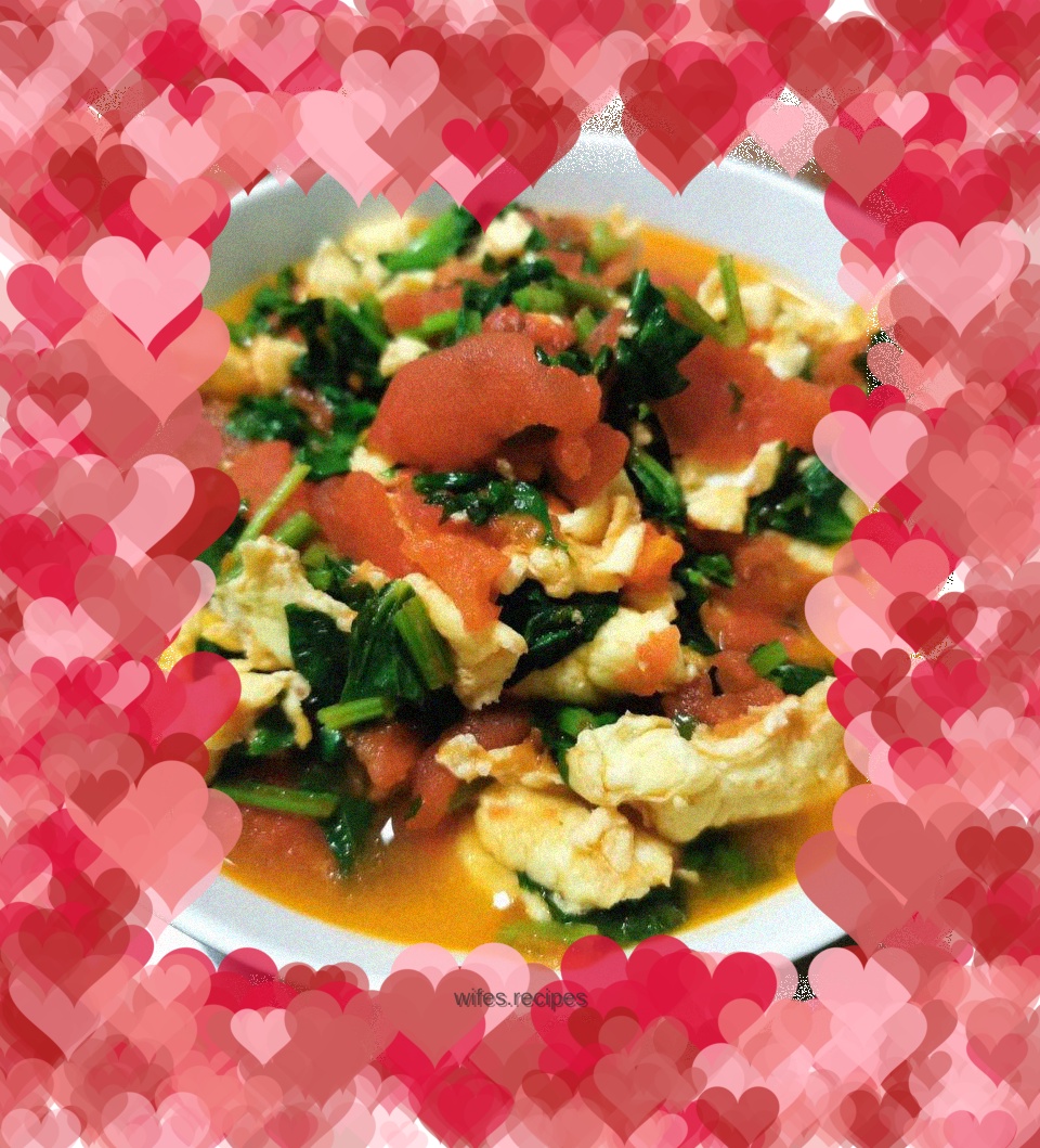 Scrambled eggs with tomatoes and parsley leaves