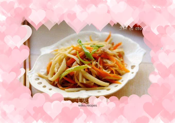 Stir-fried shredded pork with wild rice and carrots