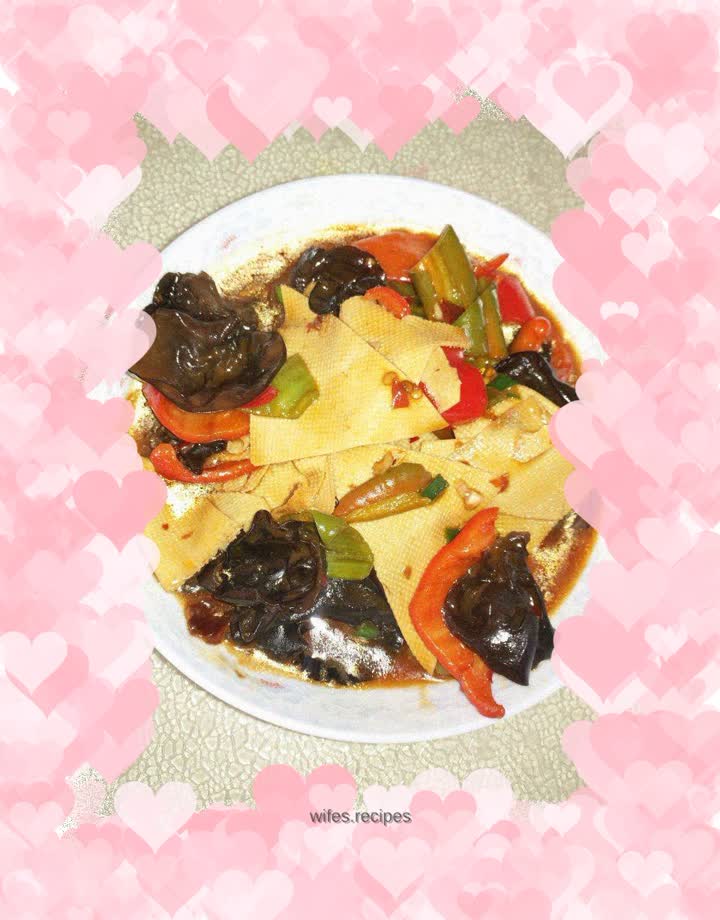 Stewed bean curd skin with double pepper and fungus
