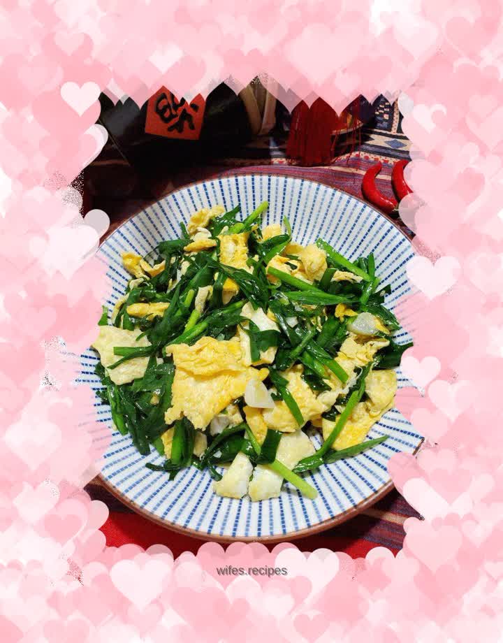 Fried duck eggs with leeks