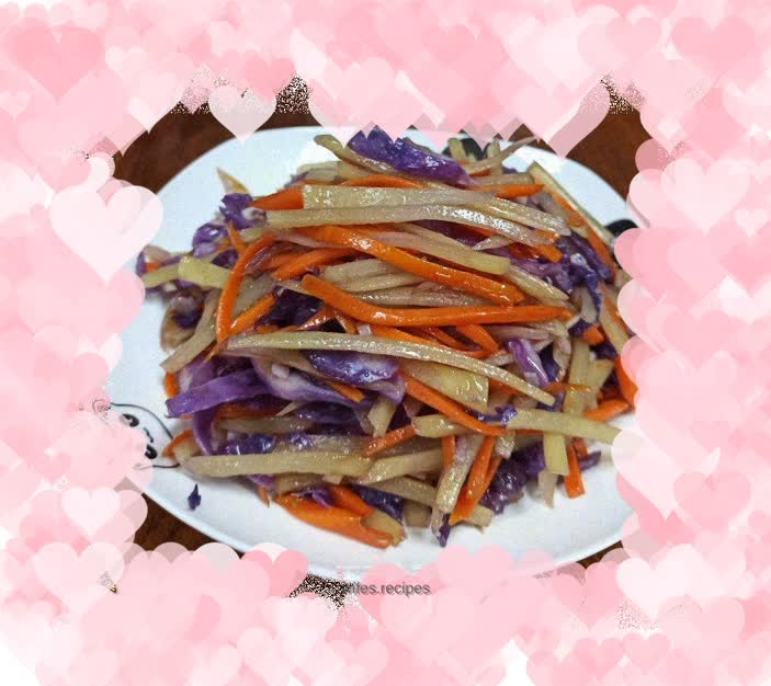 Stir-fried shredded potatoes with carrots, purple cabbage